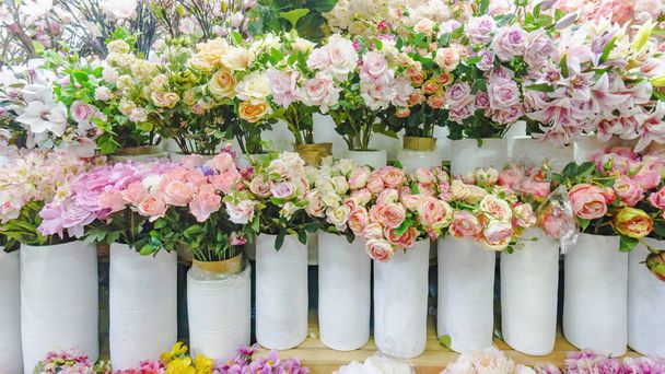 Красочная флора и другие цветы для украшения букета
 - Фото, изображение