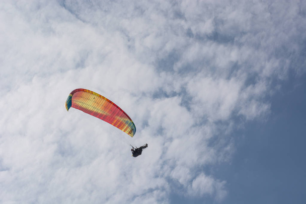 Paraglider mavi yaz gökyüzünde uçar - Fotoğraf, Görsel
