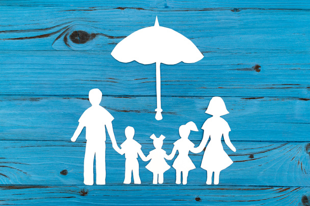 Primer plano de la feliz familia de papel sobre fondo azul
 - Foto, Imagen