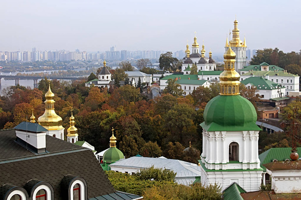 En el territorio del famoso Monasterio de Pechersk Lavra en Kiev, Ucrania en el otoño
 - Foto, imagen