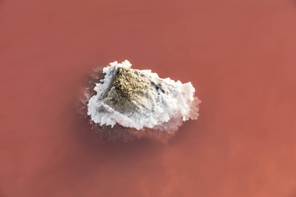 Detail des roten Salzsees - camarque, Frankreich - Foto, Bild