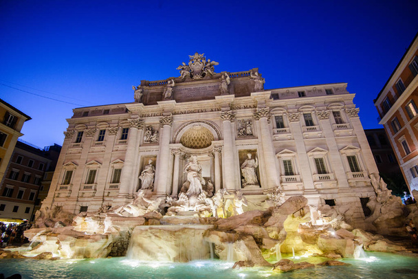 Trevi Çeşmesi, Roma - İtalya. (fontana di trevi) Roma'nın en ünlü dönüm noktası biridir - Fotoğraf, Görsel