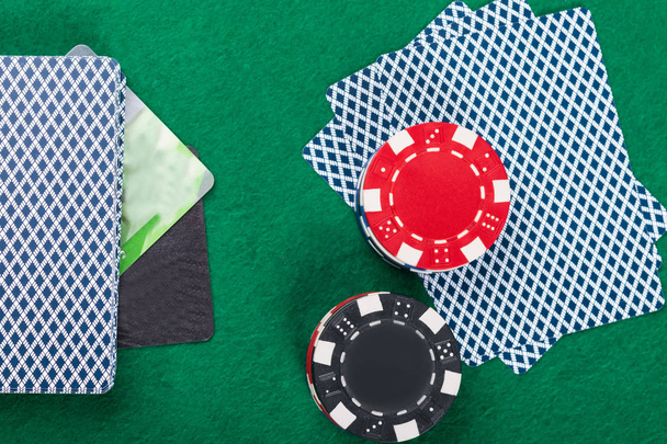 el juego de póquer en la mesa verde de pago con tarjeta de crédito
 - Foto, Imagen