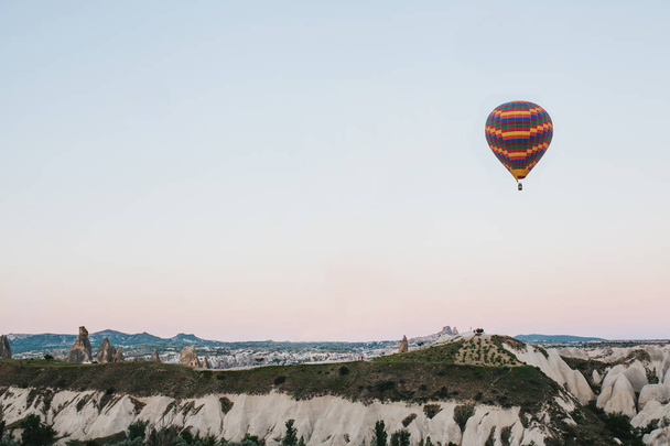 The famous tourist attraction of Cappadocia is an air flight. Cappadocia is known all over the world as one of the best places for flights with balloons. Cappadocia, Turkey. - Foto, Imagem