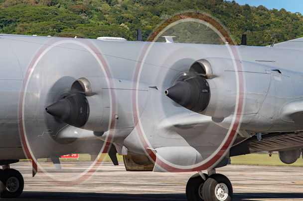 військовий літак, що обертається, деталі гвинтів
 - Фото, зображення