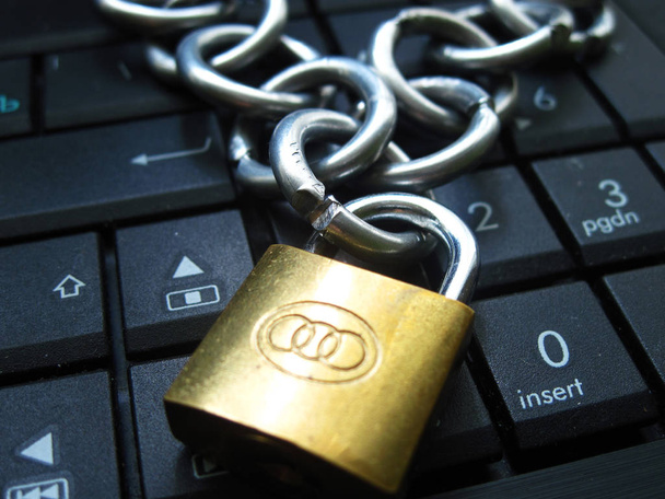 Řetěz a lock na klávesnici pro laptop. Počítač zákaz, zákaz Internetu. Závislost. Anti počítačový virus - Fotografie, Obrázek