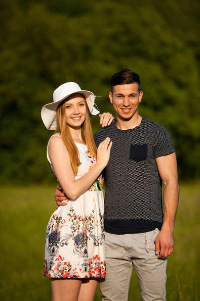 Active young couple on a wlak in the park on hot summer afternoo - Foto, Imagen