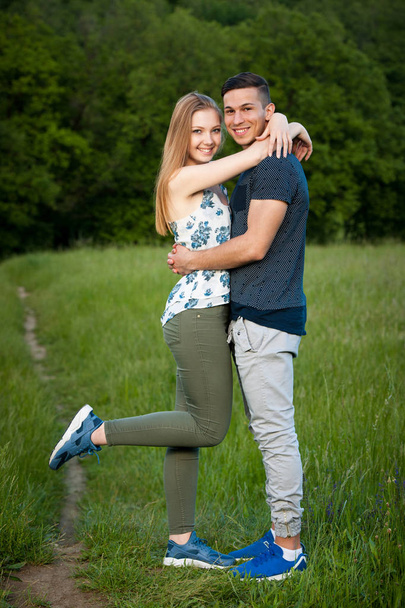 Active young couple having fun in park on hot summer agetrnoon - Foto, Imagen