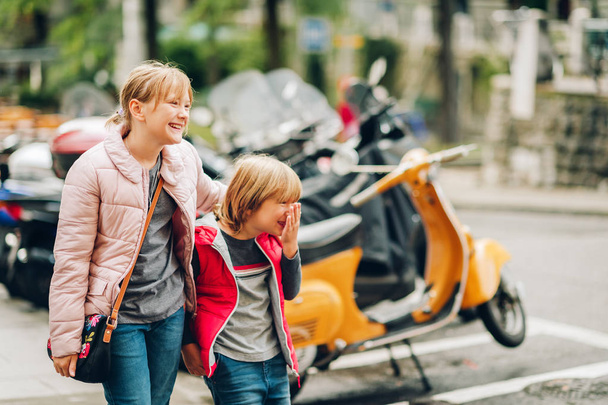 Pouliční móda pro děti. Chlapec a dívka, která nosí vatované bundy. Malý bratr a sestra spolu trávili čas - Fotografie, Obrázek