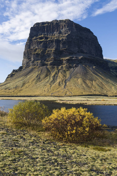 markanter Berg im Süden von Island im Herbst - Foto, Bild