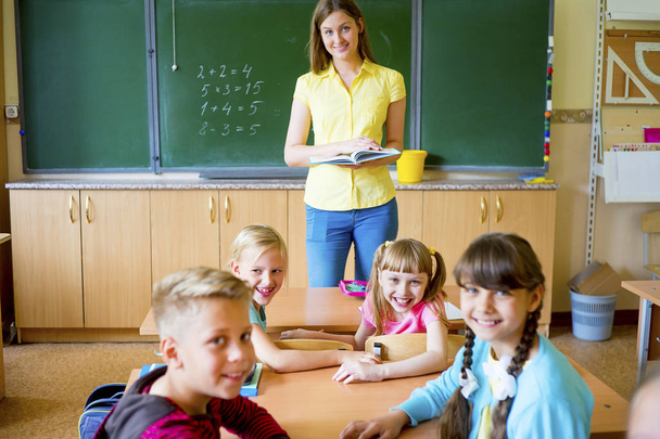 Kids in classroom - Foto, Bild