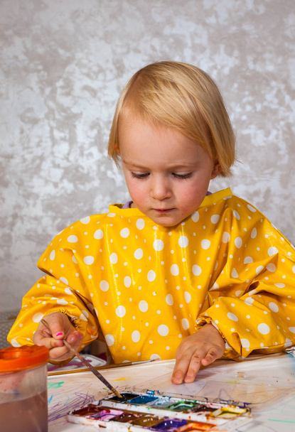 küçük kız suluboya ile boyar - Fotoğraf, Görsel