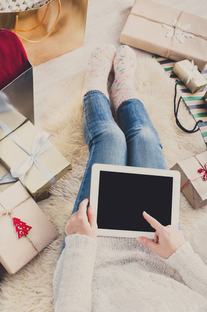 Mujer Navidad compras en línea con la tableta, vista superior
 - Foto, imagen