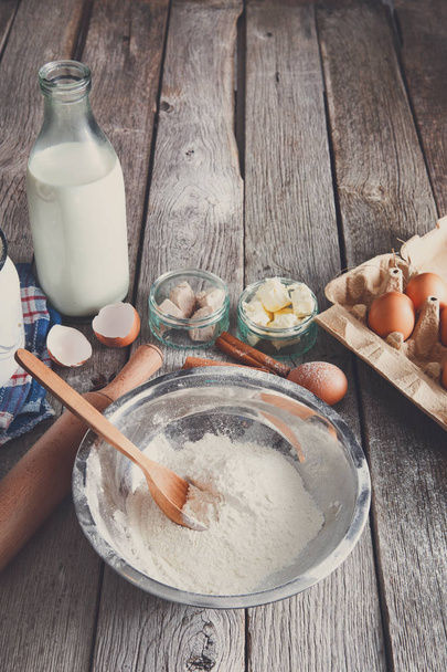 Cozinhar ingredientes para assar, ovos e farinha
 - Foto, Imagem
