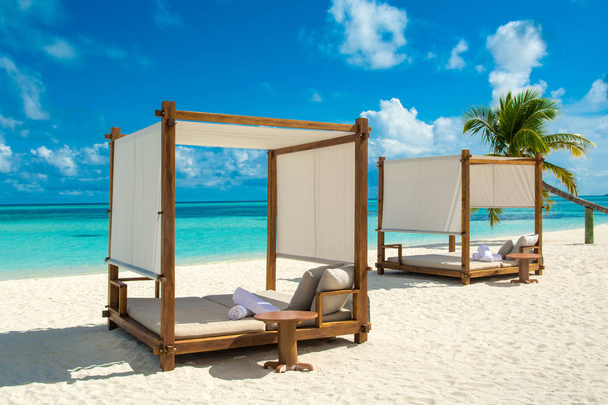 砂浜のビーチは、モルディブ アイランド チル ラウンジ ゾーン  - 写真・画像