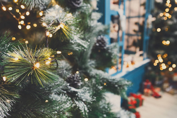 Árvores de Natal decoradas em fundo guirlanda brilhante
 - Foto, Imagem