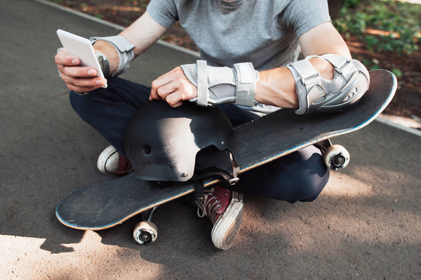 Professional skateboarder checking online network - Φωτογραφία, εικόνα