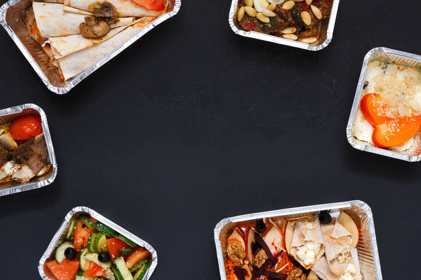 Sağlıklı gıda take away kutularında, siyah arka plan - Fotoğraf, Görsel