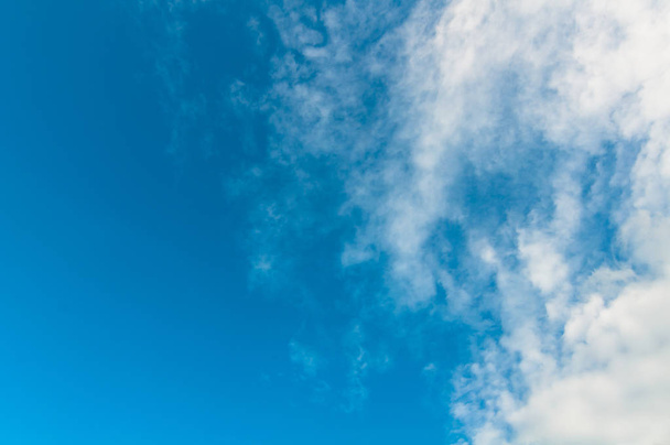cielo blu con sfondo nuvola - Foto, immagini