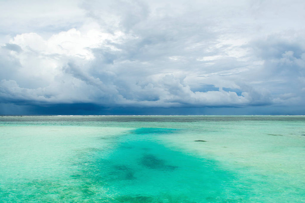 Pilvinen maisema Intian valtameren hiekkaranta ennen myrskyä
 - Valokuva, kuva