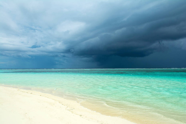 嵐の前に、のインド洋の砂浜ビーチの曇りの風景 - 写真・画像