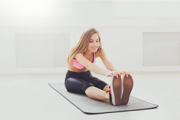 Fitness woman at stretching training indoors - Foto, Imagen