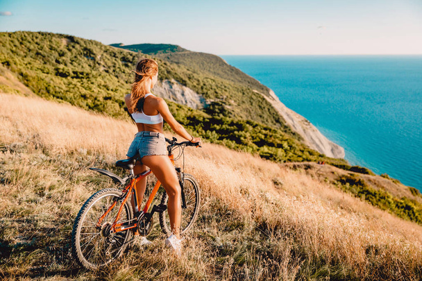 Kobieta z rowerów relaks - Zdjęcie, obraz
