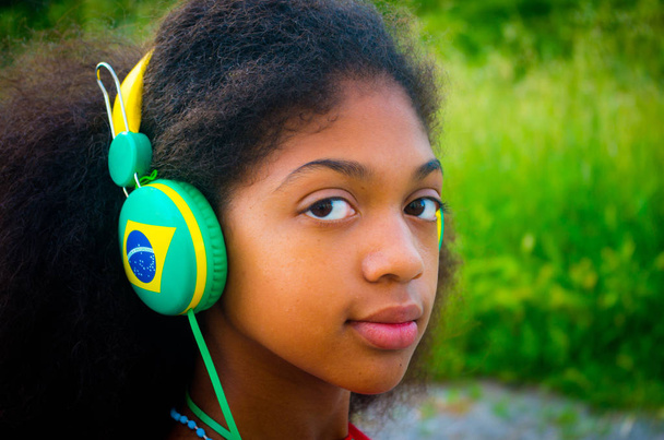 オリンピック大会のため待っている間ブラジルの女の子 scolta 音楽 - 写真・画像