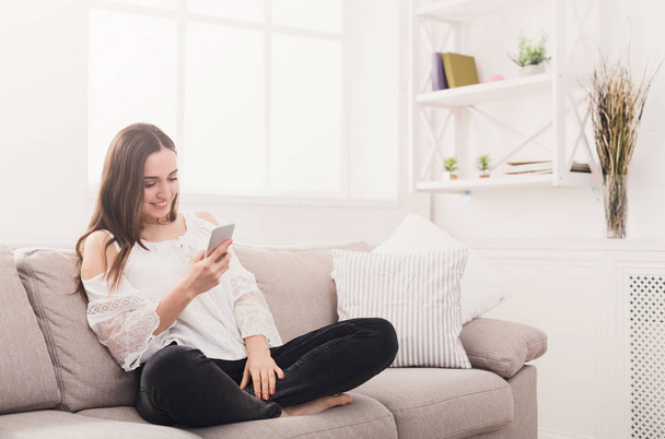 Girl at home chatting online - Foto, Imagem