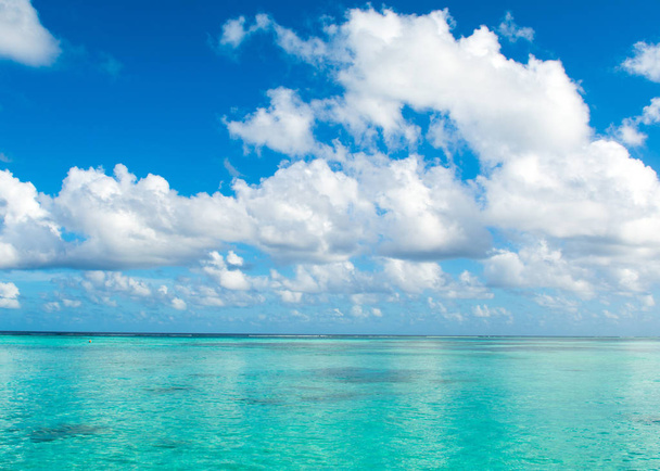 澄んだターコイズブルーのインド洋、モルディブの島々の美しい風景 - 写真・画像