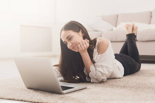 Chica joven charlando en línea en el ordenador portátil
 - Foto, imagen
