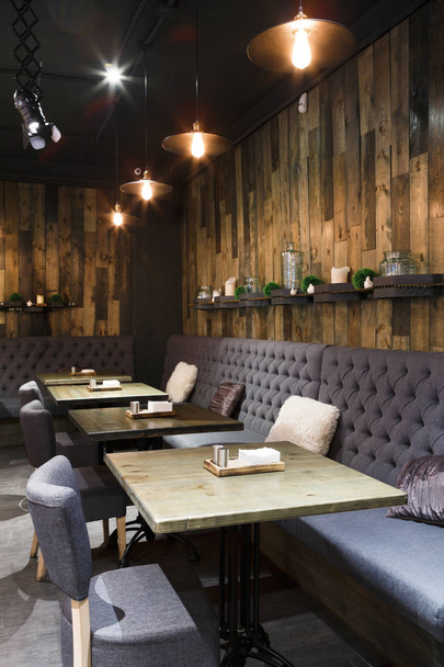 Уютный деревянный интерьер ресторана, копировальное пространство
 - Фото, изображение
