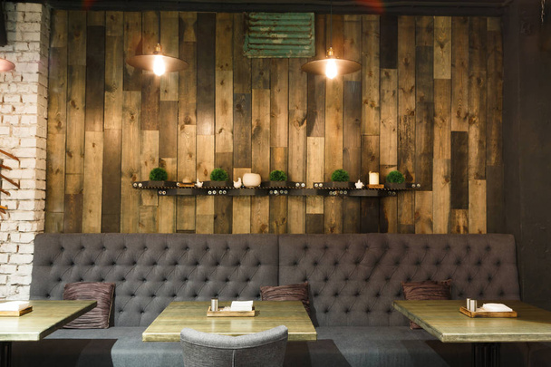 Винтажный деревянный лофт интерьера ресторана
 - Фото, изображение