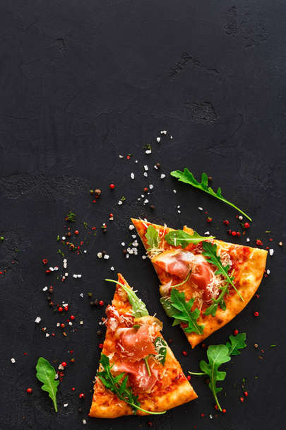 Pizza mit Schinken und Rucola - Foto, Bild