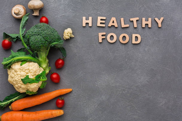 Gesunde Ernährung. frisches Gemüse auf grauem Hintergrund, Kopierraum - Foto, Bild