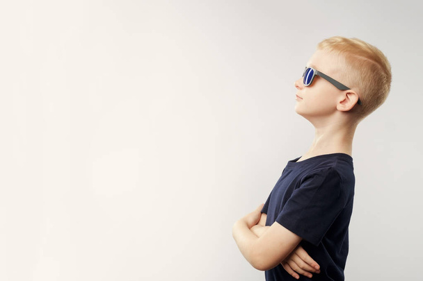 retrato de menino caucasiano em óculos de sol olhando para cima isolado no fundo branco
. - Foto, Imagem