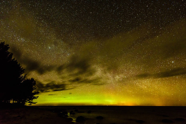 Luzes norte intensas (Aurora boreal) sobre o mar Báltico
 - Foto, Imagem