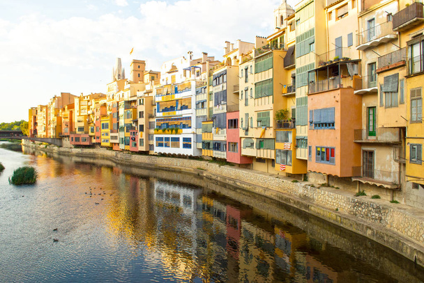Girona casas coloridas no rio, Catalunha, Espanha
 - Foto, Imagem
