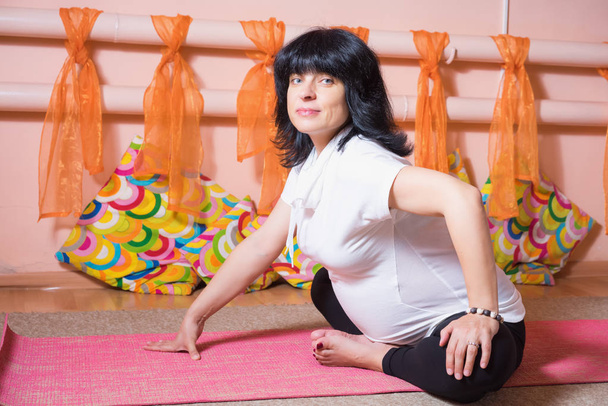 Gravidanza Yoga e Fitness concetto. Sano concetto di stile di vita di maternità. 40 settimane di gravidanza donna caucasica di mezza età che fa esercizi di yoga
. - Foto, immagini