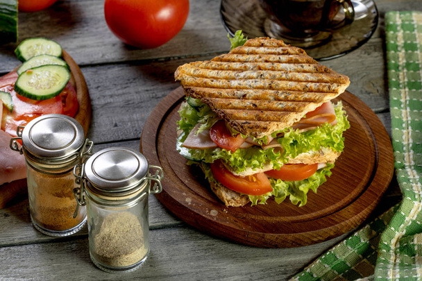 Sandwich with ham, cucumber, tomato and lettuce. - Foto, Imagen