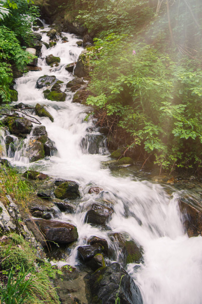 Горная река с небольшими водопадами
. - Фото, изображение