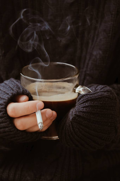 Cigarrillo y café en mano y suéter azul
  - Foto, Imagen