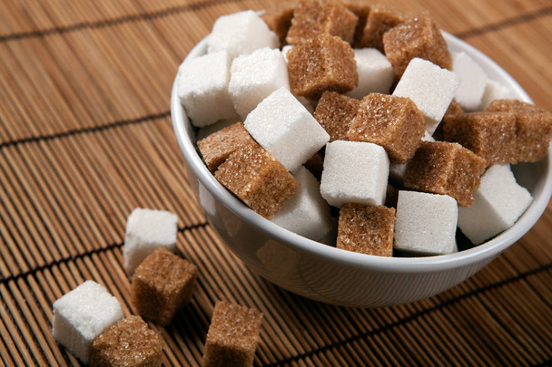 натюрморт из кубиков белого и коричневого сахара
 - Фото, изображение