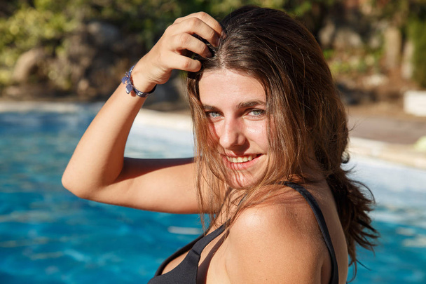 usmívající se žena v bazénu  - Fotografie, Obrázek
