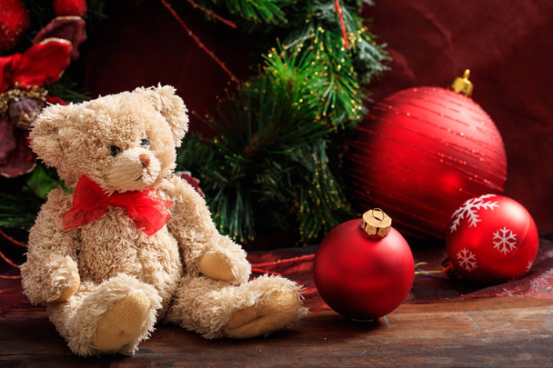 Decoración de Navidad y oso de peluche
 - Foto, imagen