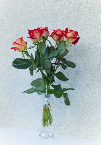 a bouquet of blooming roses in a vase - Fotó, kép