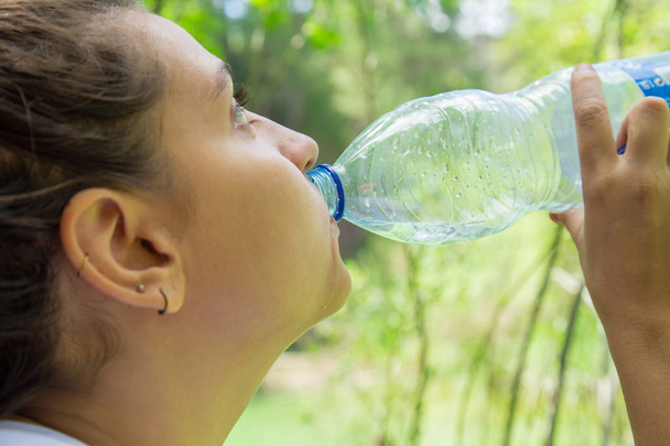 Mujer bebiendo agua en el bosque
  - Foto, imagen