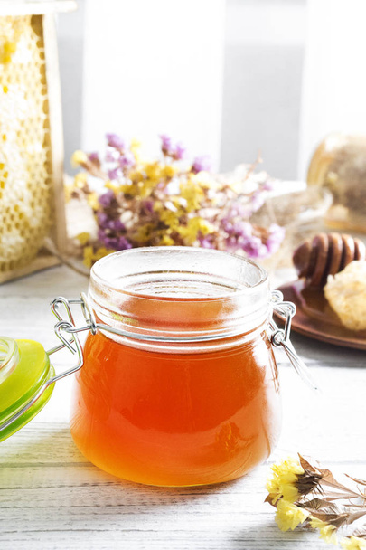 Honing in pot met honingdipper - Foto, afbeelding