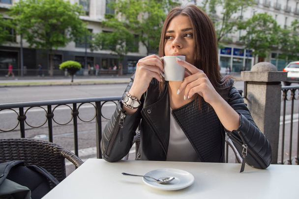 テラスでコーヒーを飲んでいる女性  - 写真・画像