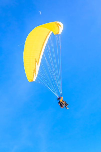 Paragliding na hory v zimě. Lyžařské středisko Hopfgarten - Fotografie, Obrázek
